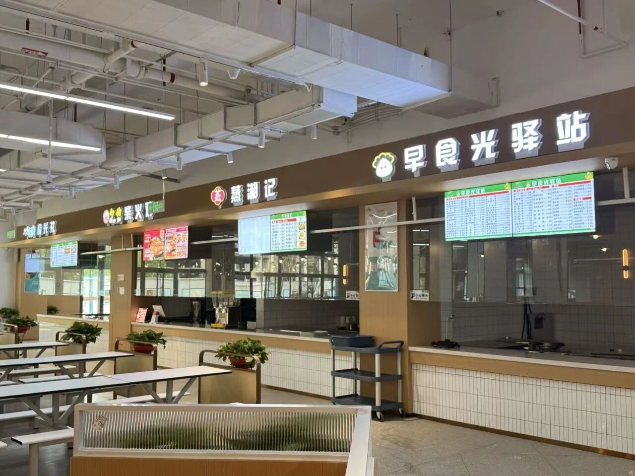 厦门华厦学院食堂实拍 - 整洁的就餐环境